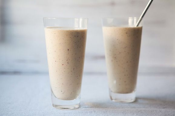 Peach_pistachio_lassi