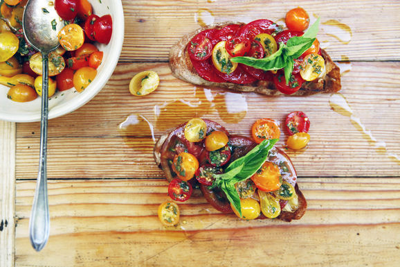 Tomato_tartine_garlic_confit