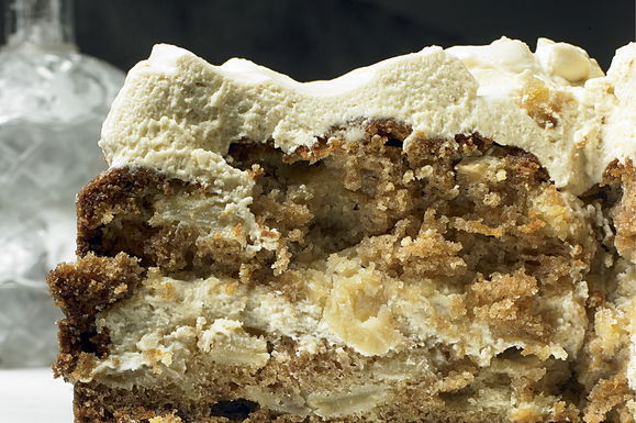 Apple_and_olive_oil_cake_with_maple_icing