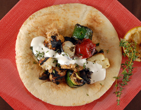 Shish_taouk_with_toum_garlic_sauce_