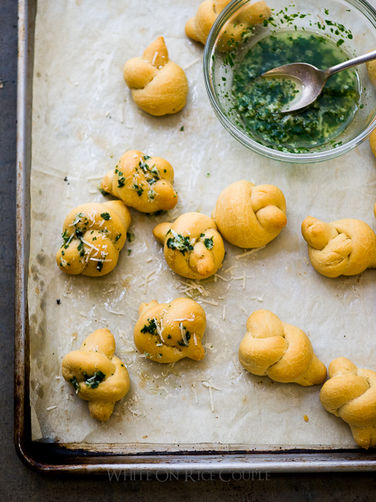 Parmesan-garlic-knots-550-1