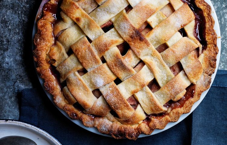 Pear-pie-with-red-wine-and-rosemary1-940x600