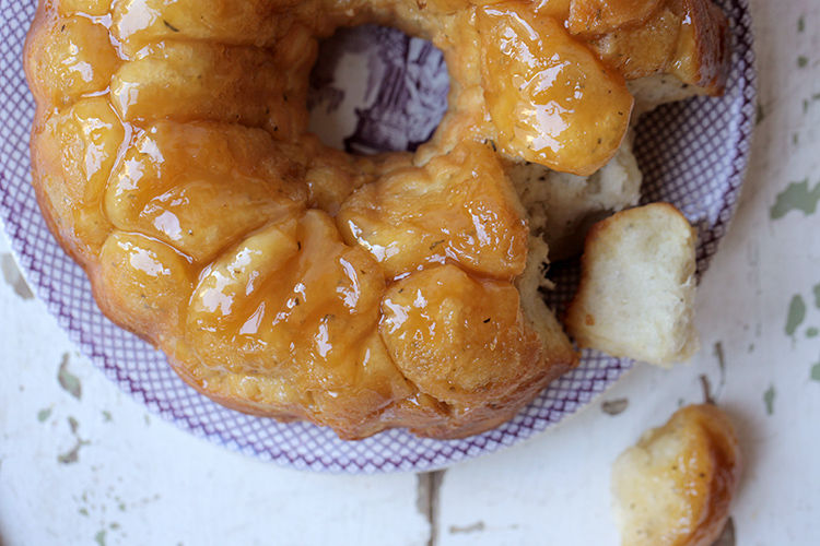 103-recipe_gruyere-rosemary-monkey-bread_750x500