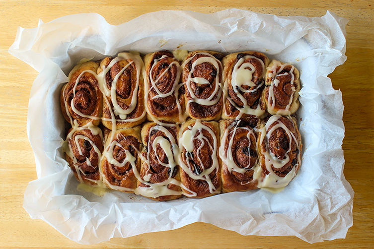 Cinnamon_rolls_%c2%a92013_ladomestique