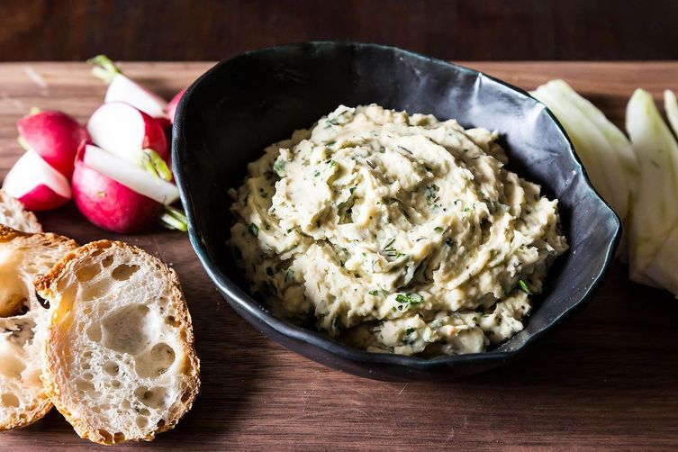 White_bean_hummus