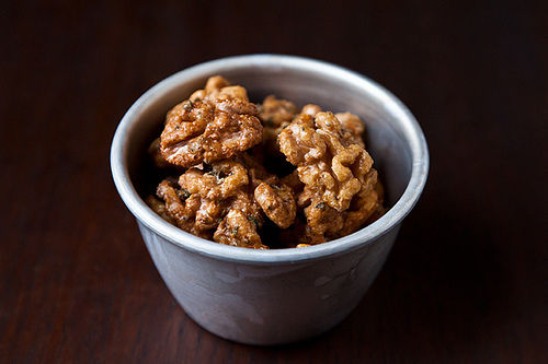 Sage-candied_walnuts_in_bowl