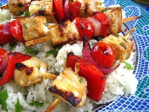 Tamari_citrus_marinated_swordfish_kabobs_with_tomatoes_onions_and_peppers