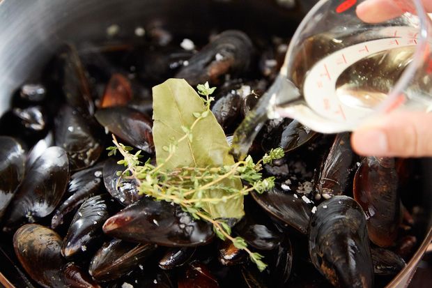 Mussels Dijonnaise (Steamed Mussels with Mustard Sauce)