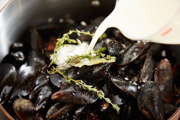 Mussels Dijonnaise (Steamed Mussels with Mustard Sauce)