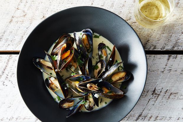 Mussels Dijonnaise (Steamed Mussels with Mustard Sauce)