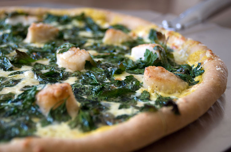 sea scallop, flat-leaf parsley & white wine cashew cream sauce pizza