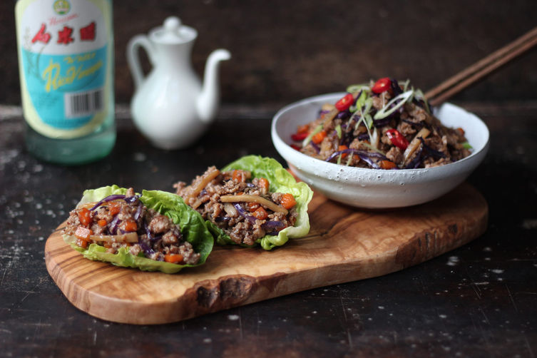 Minced Chinese chicken in lettuce cups