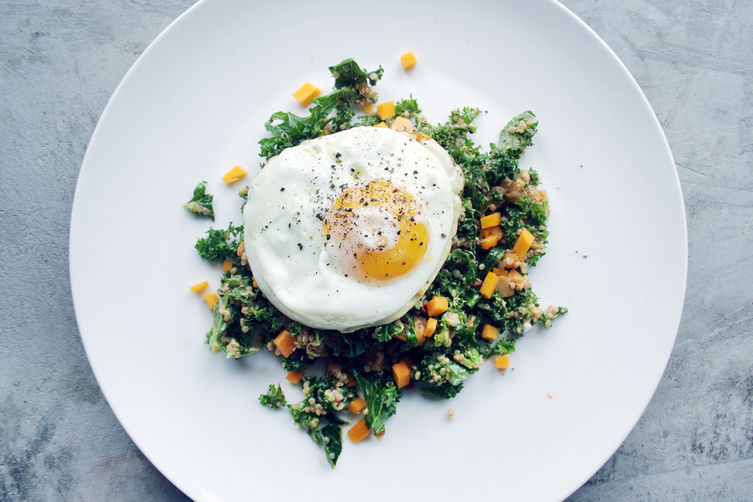 Kalesalad with raw butternut squash and sprouties