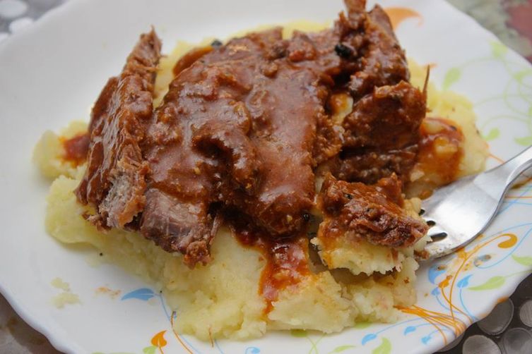 marinated sliced lamb with sauce