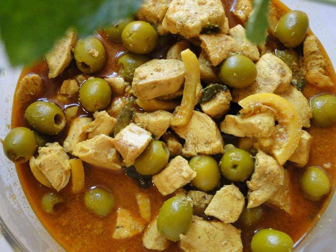 Moroccan Tajine of chicken with lemon and olives