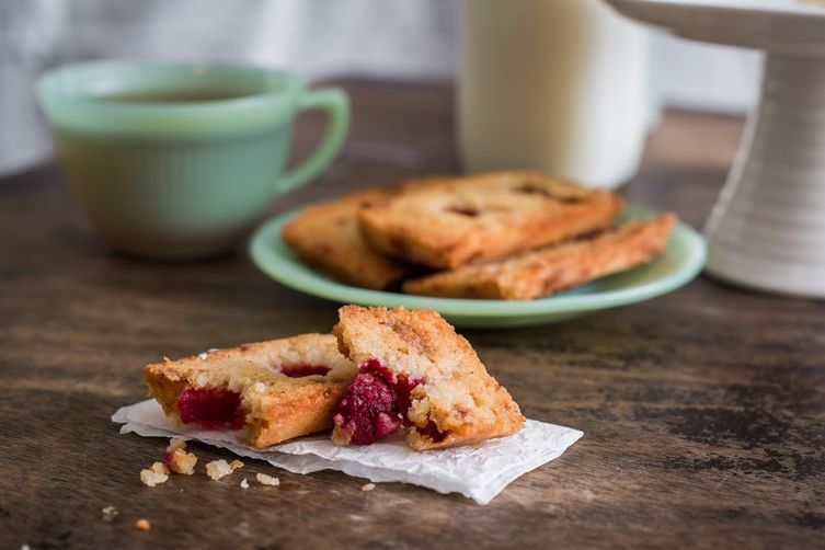 Caramelized white chocolate and raspberry financiers