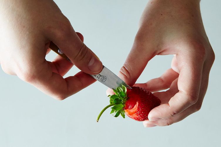 Hulling_strawberries