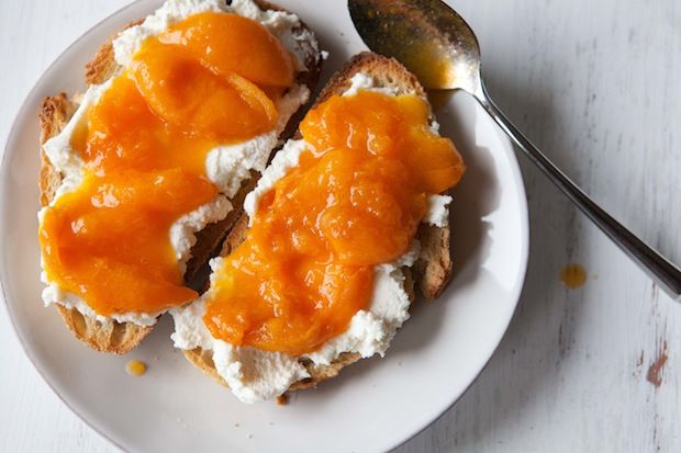 Apricot_ricotta_tartine_2