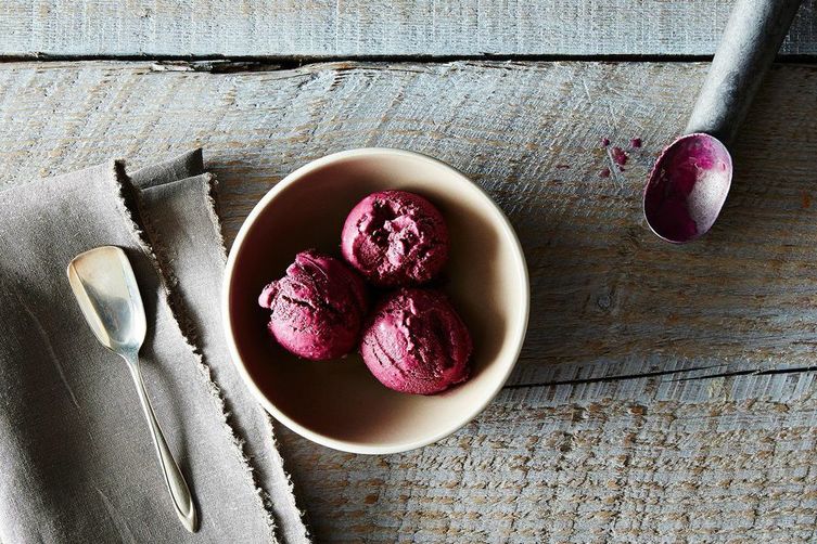 Black_raspberry_ice_cream_with_scoop